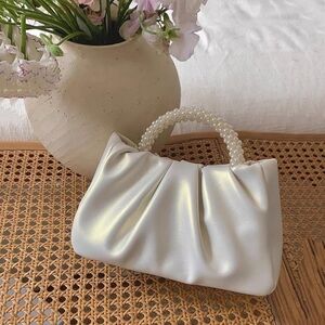 WHITE PEARL STRAP CLUTCH